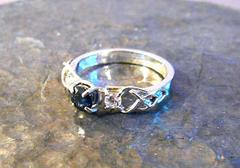Ring, 925 zilver met echte saffier en twee zirconia’s, keltisch motief, maat 18